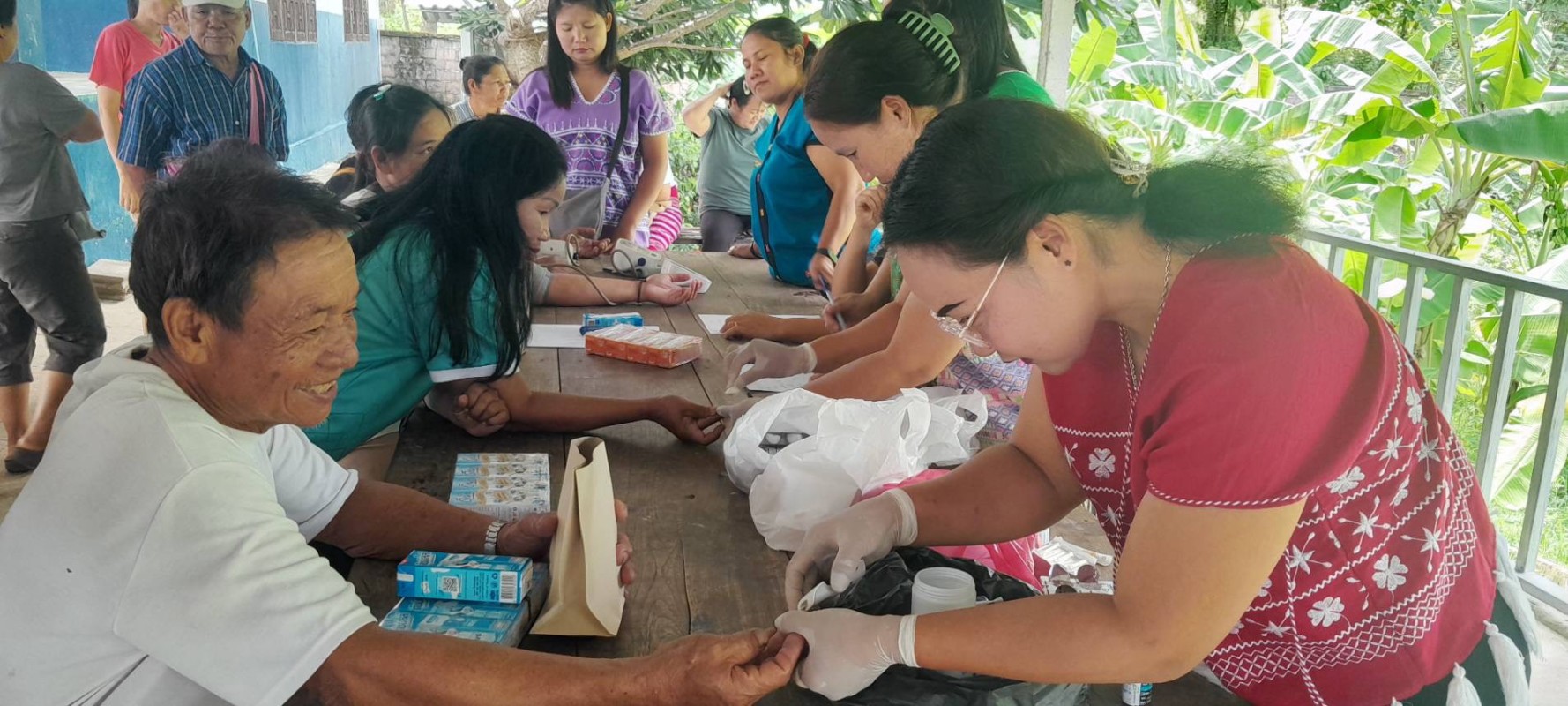 18 พฤษภาคม 2568 นางเสาร์แก้ว อ่วมพิทยา เจ้าพนักงานสาธารณสุข รพ.สต.บ้านสันป่าไร่ ร่วมกับเครือข่ายแม่ยุคใหม่ใส่ใจสุขภาพ จัดอบรมโครงการเสริมสร้างความรู้แก่กลุ่มเสี่ยง“NCD “โรคที่คุณสร้างเอง ณ โรงเรียนบ้านป่าไร่เหนือ มีกลุ่มเสี่ยงเข้ารับการอบรม จำนวน 130 คน โ