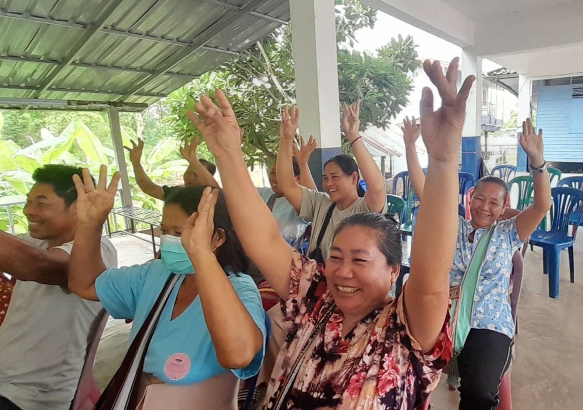 18 พฤษภาคม 2568 นางเสาร์แก้ว อ่วมพิทยา เจ้าพนักงานสาธารณสุข รพ.สต.บ้านสันป่าไร่ ร่วมกับเครือข่ายแม่ยุคใหม่ใส่ใจสุขภาพ จัดอบรมโครงการเสริมสร้างความรู้แก่กลุ่มเสี่ยง“NCD “โรคที่คุณสร้างเอง ณ โรงเรียนบ้านป่าไร่เหนือ มีกลุ่มเสี่ยงเข้ารับการอบรม จำนวน 130 คน โ