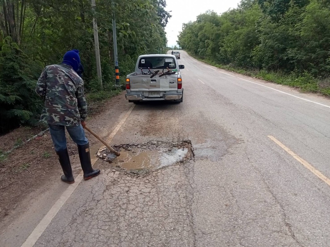 สำนักช่างองค์การบริหารส่วนจังหวัดตากส่งเจ้าหน้าที่ซ่อมแซมคอสะพาน บ้านแม่ละเมา-ปางส้าน