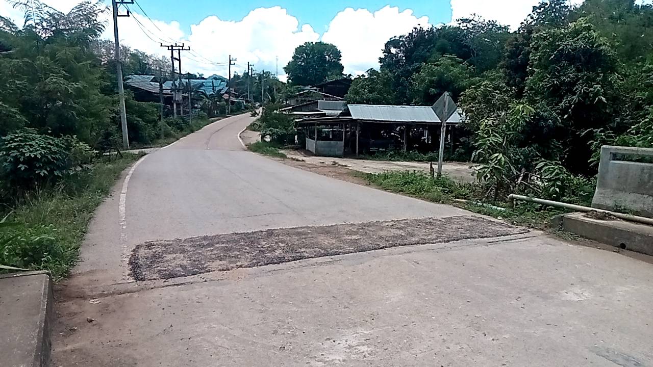 สำนักช่างองค์การบริหารส่วนจังหวัดตากส่งเจ้าหน้าที่ซ่อมแซมคอสะพาน บ้านแม่ละเมา-ปางส้าน