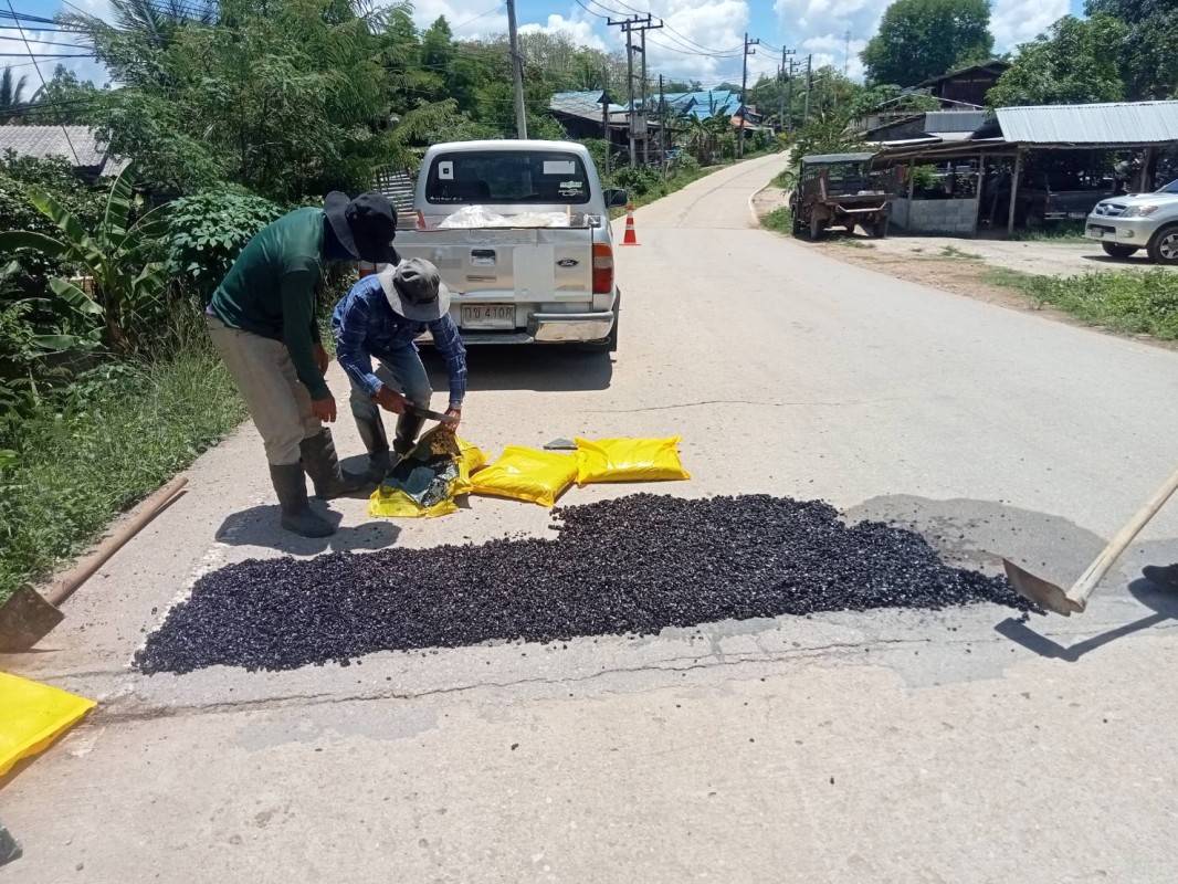 สำนักช่างองค์การบริหารส่วนจังหวัดตากส่งเจ้าหน้าที่ซ่อมแซมคอสะพาน บ้านแม่ละเมา-ปางส้าน