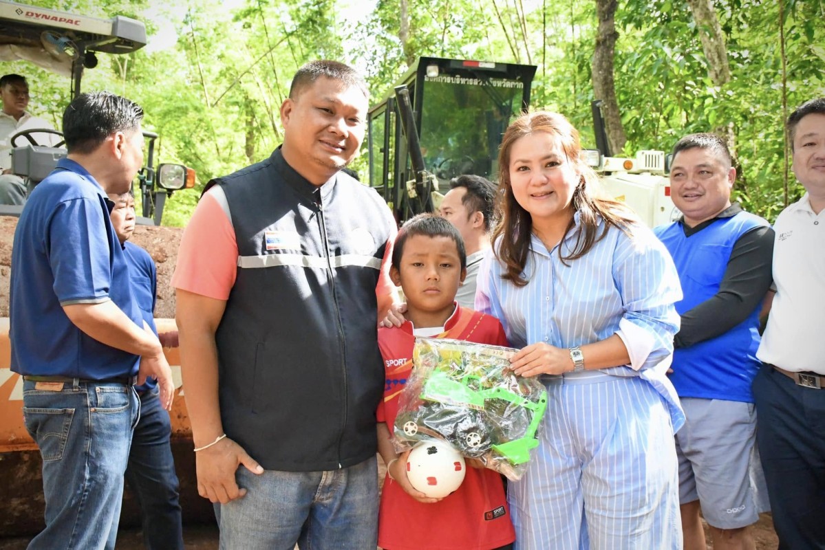 “นายกจอย” นางอัจฉรา ทวีเกื้อกูลกิจ นายกองค์การบริหารส่วนจังหวัดตาก นำทีมสำนักช่างองค์การบริหารส่วนจังหวัดตาก ลงพื้นที่ ตำบลแม่ละมุ้ง อำเภออุ้มผาง จังหวัดตาก