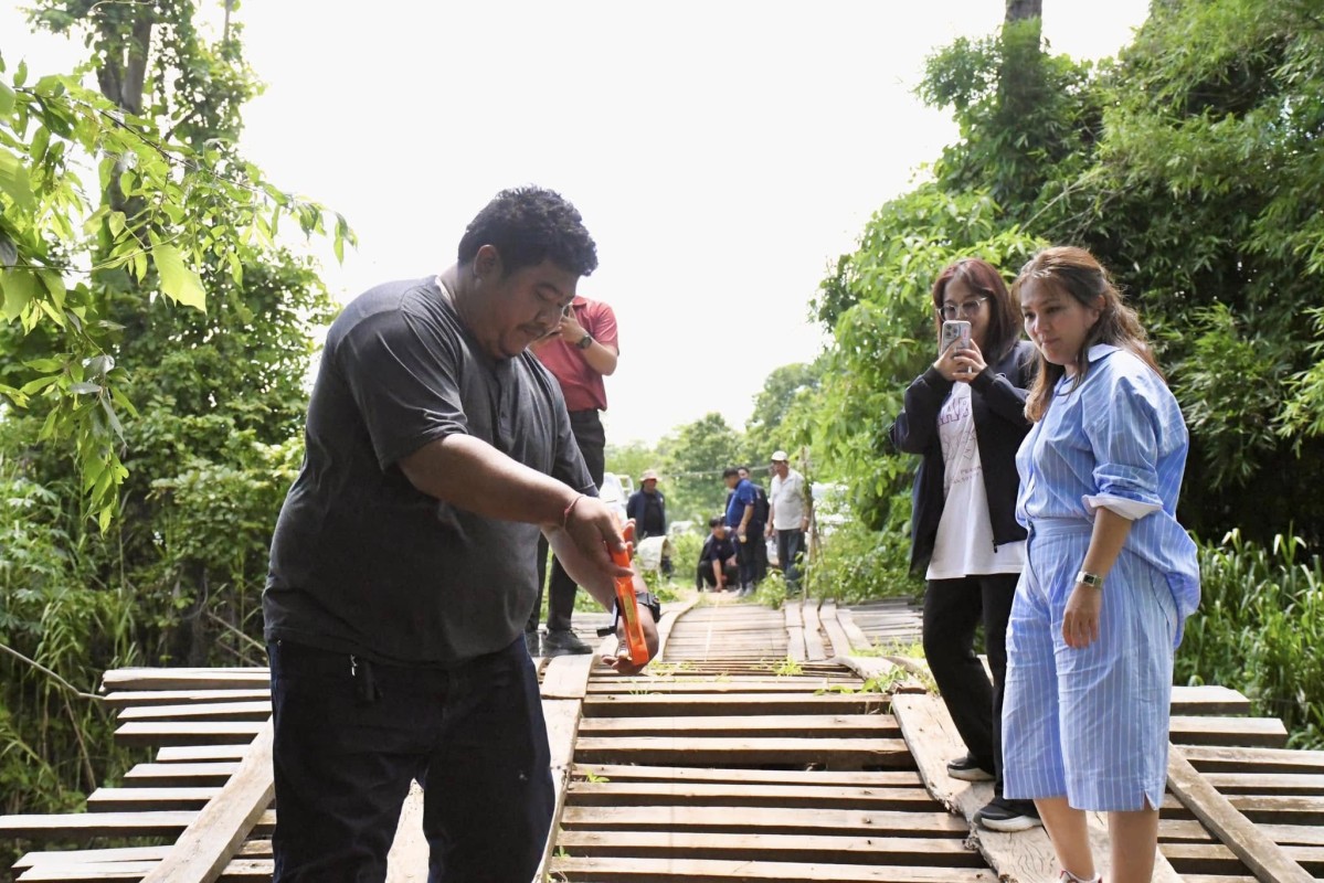 นายกจอย ลงพื้นที่สำรวจสะพานไม้  ต.แม่กลอง เชื่อม ต.โมโกร อ.อุ้มผาง จ.ตาก 