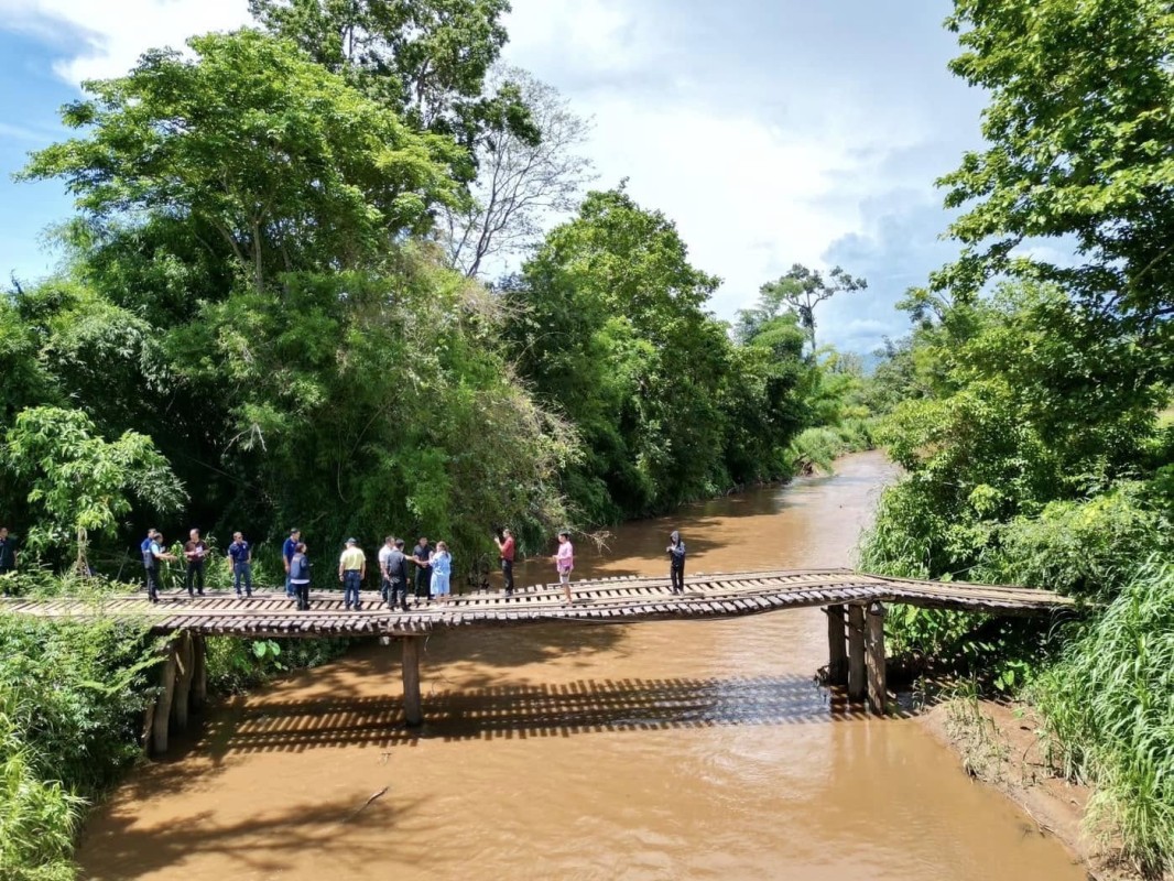 นายกจอย ลงพื้นที่สำรวจสะพานไม้  ต.แม่กลอง เชื่อม ต.โมโกร อ.อุ้มผาง จ.ตาก 