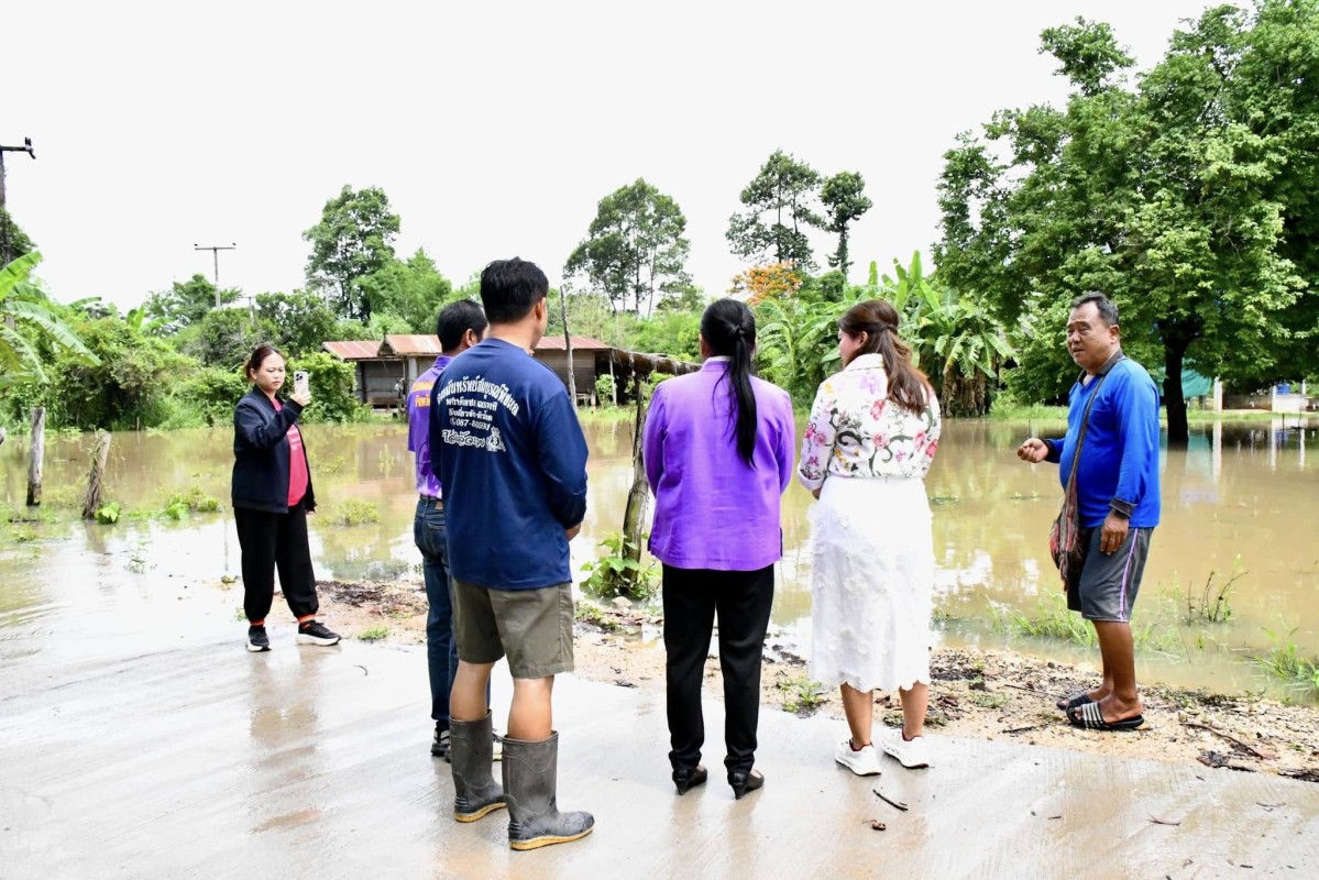 นายกจอย ลงพื้นที่ตรวจสอบสถานการณ์น้ำท่วม หมู่ 11 ต.โป่งแดง อ.เมือง จ.ตาก