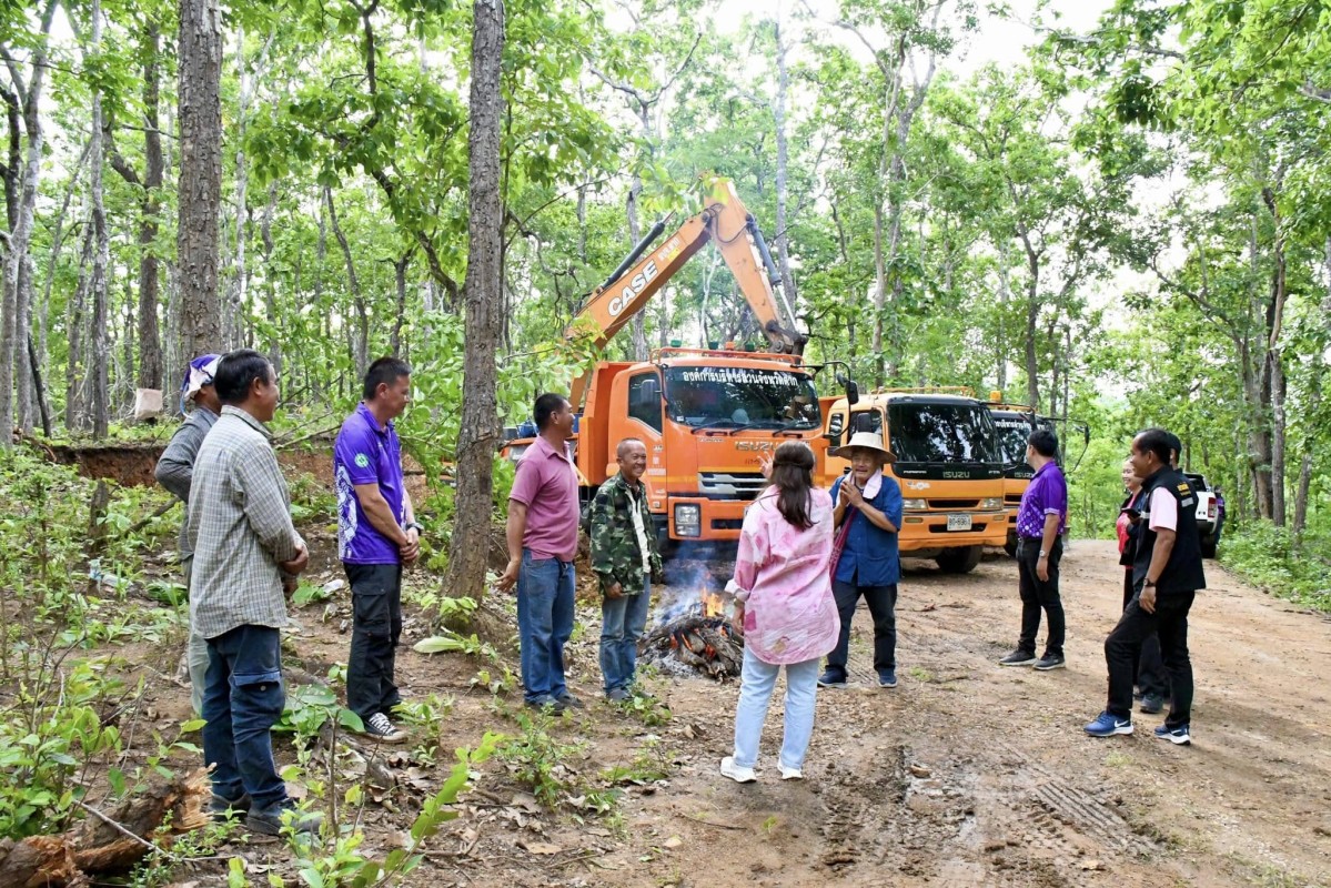 นายกจอย ลงพื้นที่ติดตามการทำงานของเครื่องจักรกล ในพื้นที่ บ้านห้วยระพริ้ง ต.พระวอ อ.แม่สอด จ.ตาก