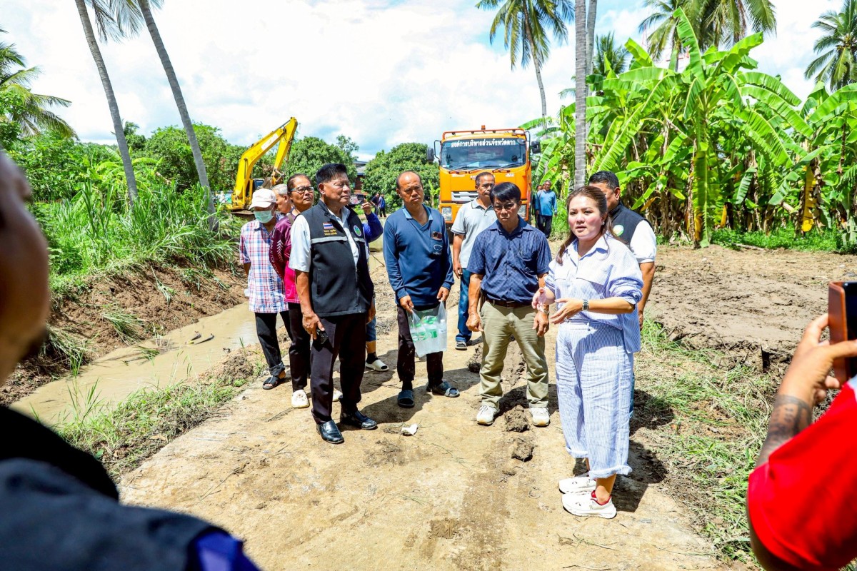 นายก.จอย นายก อบจ.ตาก ลงพื้นที่ตรวจการทำงานของเครื่องจักรบ้านวังหิน ตำบลวังหิน