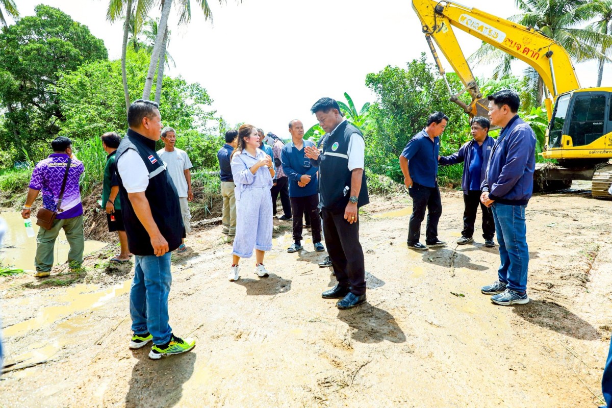 นายก.จอย นายก อบจ.ตาก ลงพื้นที่ตรวจการทำงานของเครื่องจักรบ้านวังหิน ตำบลวังหิน