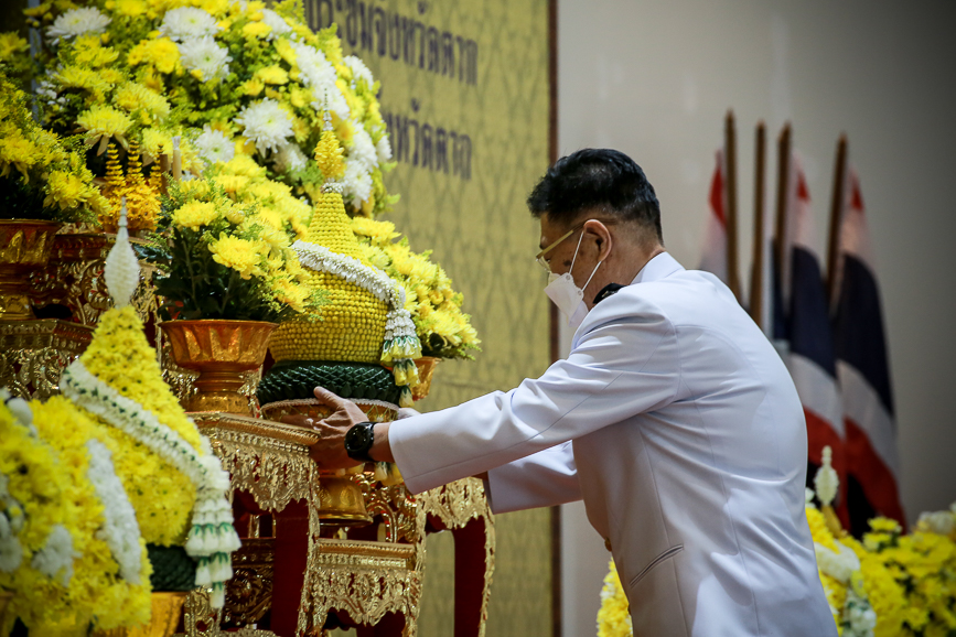 นายก อบจ.ตาก ร่วมพิธีวางพานพุ่มและพิธีถวายบังคม เนื่องในวันคล้ายวันพระบรมราชสมภพ พระบาทสมเด็จพระบรมชนกาธิเบศร มหาภูมิพลอดุลยเดชมหาราช บรมนาถบพิตร วันชาติ และวันพ่อแห่งชาติ 5 ธันวาคม 2564