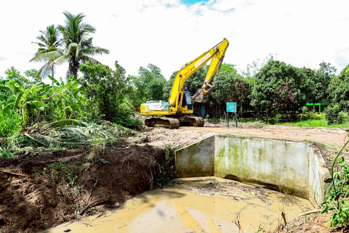 นายก.จอย นายก อบจ.ตาก ลงพื้นที่ตรวจการทำงานของเครื่องจักรบ้านวังหิน ตำบลวังหิน