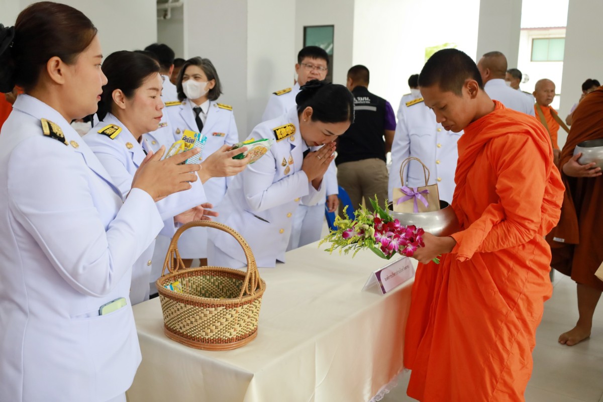 อบจ.ตาก เข้าร่วมกิจกรรมทำบุญตักบาตรถวายพระราชกุศล เฉลิมพระเกียรติสมเด็จพระนางเจ้าสุทิดา พัชรสุราพิมลลักษณ พระบรมราชินี