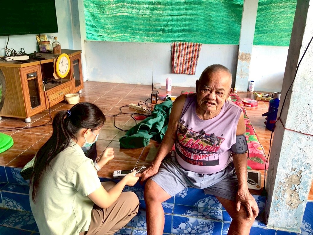 วันที่ 4 มิถุนายน  68 เจ้าหน้าที่โรงพยาบาลส่งเสริมสุขภาพตำบลบ้านสันป่าไร่ ร่วมกับเจ้าหน้าที่โรงพยาบาลแม่ระมาด ได้ลงพื้นที่เยี่ยมบ้านกลุ่ม Palliative Care จำนวน 2 คน ,ผู้ป่วยโรคมะเร็ง จำนวน 2 คน และผู้ป่วยข้อเข่าเสื่อม จำนวน 1 คน ให้คำแนะนำผู้ป่วยและญาติใน