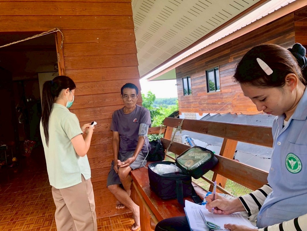 วันที่ 4 มิถุนายน  68 เจ้าหน้าที่โรงพยาบาลส่งเสริมสุขภาพตำบลบ้านสันป่าไร่ ร่วมกับเจ้าหน้าที่โรงพยาบาลแม่ระมาด ได้ลงพื้นที่เยี่ยมบ้านกลุ่ม Palliative Care จำนวน 2 คน ,ผู้ป่วยโรคมะเร็ง จำนวน 2 คน และผู้ป่วยข้อเข่าเสื่อม จำนวน 1 คน ให้คำแนะนำผู้ป่วยและญาติใน