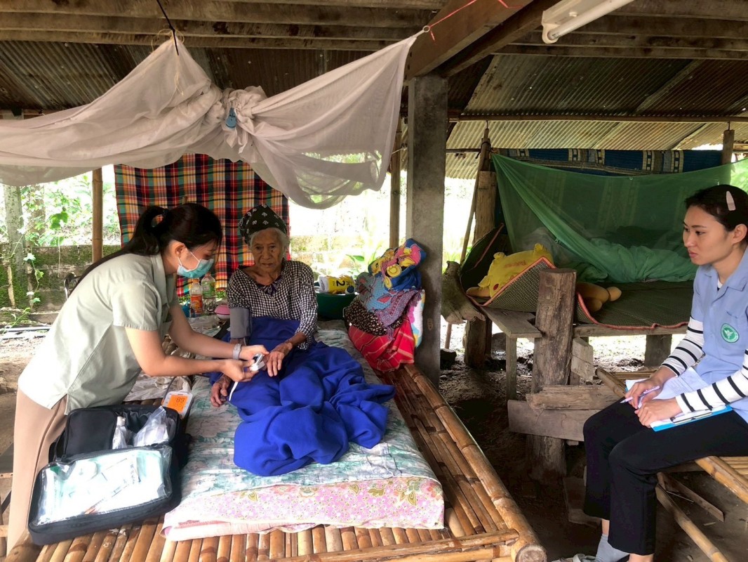 วันที่ 4 มิถุนายน  68 เจ้าหน้าที่โรงพยาบาลส่งเสริมสุขภาพตำบลบ้านสันป่าไร่ ร่วมกับเจ้าหน้าที่โรงพยาบาลแม่ระมาด ได้ลงพื้นที่เยี่ยมบ้านกลุ่ม Palliative Care จำนวน 2 คน ,ผู้ป่วยโรคมะเร็ง จำนวน 2 คน และผู้ป่วยข้อเข่าเสื่อม จำนวน 1 คน ให้คำแนะนำผู้ป่วยและญาติใน