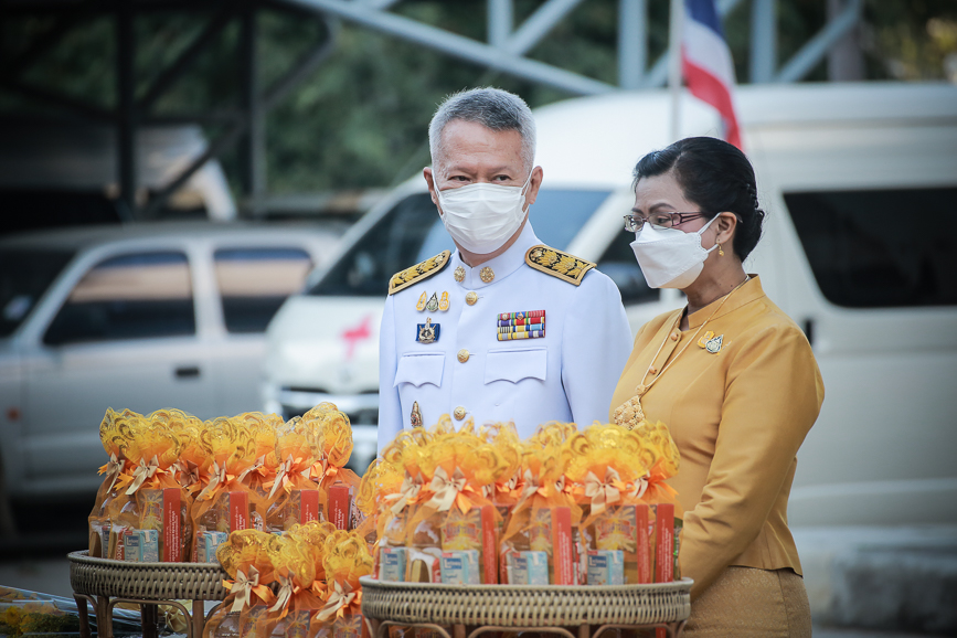 นายก อบจ.ตาก ร่วมพิธีวางพานพุ่มและพิธีถวายบังคม เนื่องในวันคล้ายวันพระบรมราชสมภพ พระบาทสมเด็จพระบรมชนกาธิเบศร มหาภูมิพลอดุลยเดชมหาราช บรมนาถบพิตร วันชาติ และวันพ่อแห่งชาติ 5 ธันวาคม 2564