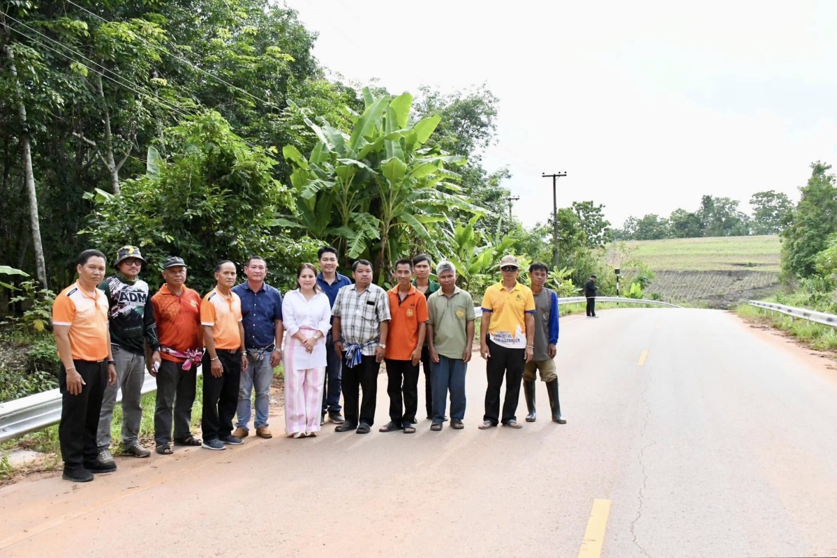 นายกจอย (นายก อบจ.ตาก) ลงพื้นที่ตรวจติดตั้งเครื่องหมายจราจรและอำนวยความปลอดภัย