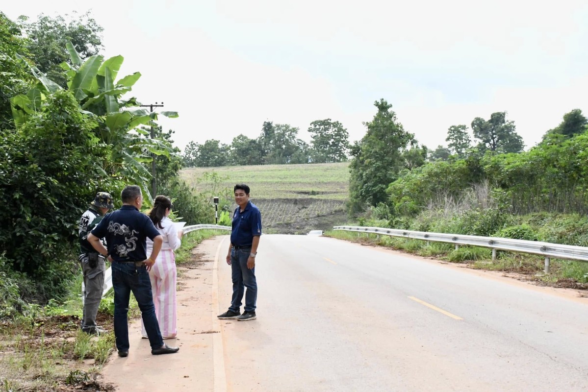 นายกจอย (นายก อบจ.ตาก) ลงพื้นที่ตรวจติดตั้งเครื่องหมายจราจรและอำนวยความปลอดภัย