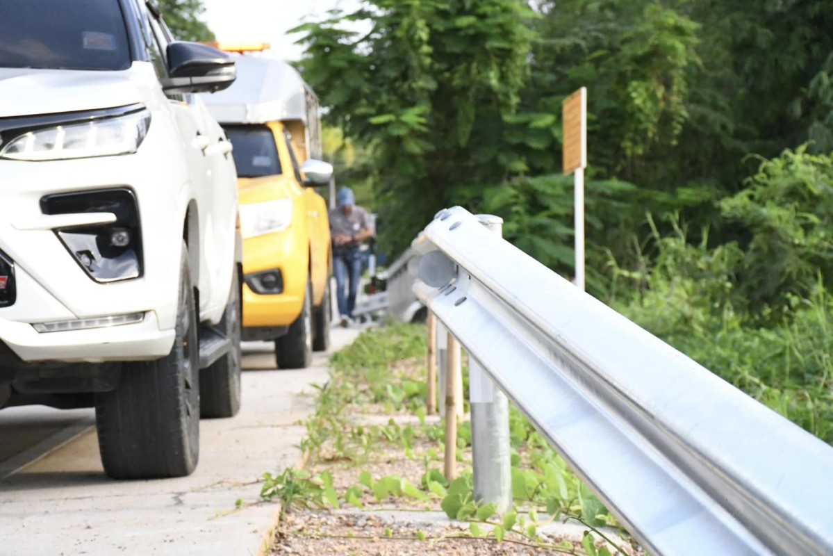 นายกจอย (นายก อบจ.ตาก) ลงพื้นที่ตรวจติดตั้งเครื่องหมายจราจรและอำนวยความปลอดภัย  อ.แม่ระมาด  