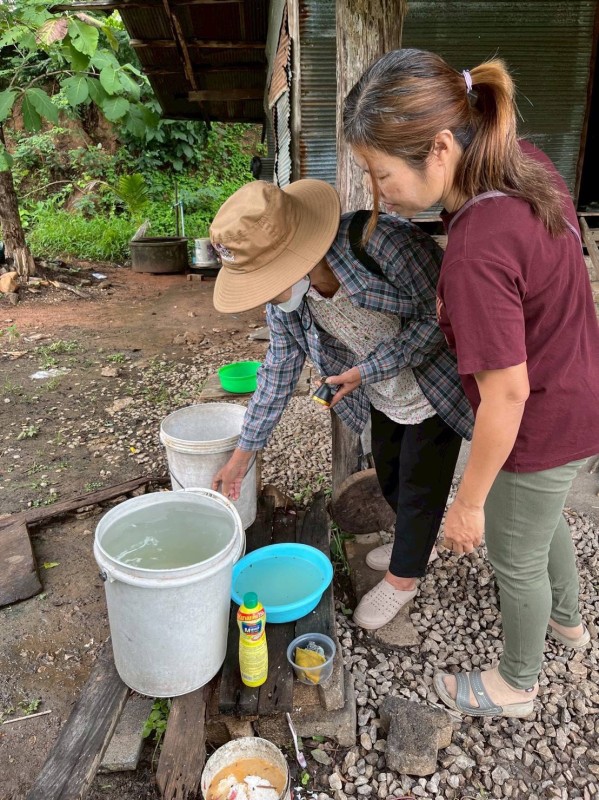 16 มิถุนายน 2568 รพ.สต.บ้านสันป่าไร่ร่วมกับอาสาสมัครสาธารณสุข หมู่ที่ 5 บ้านสันป่าไร่ ออกควบคุมโรคไข้เลือดออกรอบที่2 เคส น.ส.พิชชญา ติ๊บลังกา ตามมาตรการควบคุมโรค 0 3 7 ผลดำเนินงาน พบว่าบ้านผู้ป่วย ภาชนะทั้งหมด 5 ชิ้น ไม่พบลูกน้ำยุงลาย รอบบ้านผู้ป่วยรัศมี 