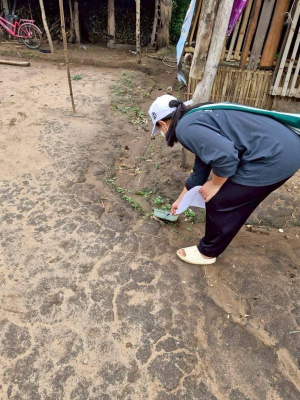 16 มิถุนายน 2568 รพ.สต.บ้านสันป่าไร่ร่วมกับอาสาสมัครสาธารณสุข หมู่ที่ 5 บ้านสันป่าไร่ ออกควบคุมโรคไข้เลือดออกรอบที่2 เคส น.ส.พิชชญา ติ๊บลังกา ตามมาตรการควบคุมโรค 0 3 7 ผลดำเนินงาน พบว่าบ้านผู้ป่วย ภาชนะทั้งหมด 5 ชิ้น ไม่พบลูกน้ำยุงลาย รอบบ้านผู้ป่วยรัศมี 