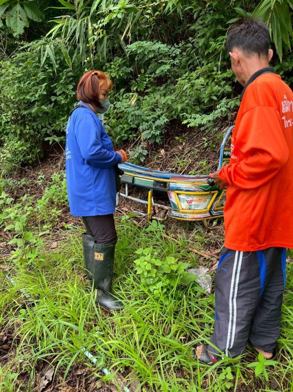 16 มิถุนายน 2568 รพ.สต.บ้านสันป่าไร่ร่วมกับอาสาสมัครสาธารณสุข หมู่ที่ 5 บ้านสันป่าไร่ ออกควบคุมโรคไข้เลือดออกรอบที่2 เคส น.ส.พิชชญา ติ๊บลังกา ตามมาตรการควบคุมโรค 0 3 7 ผลดำเนินงาน พบว่าบ้านผู้ป่วย ภาชนะทั้งหมด 5 ชิ้น ไม่พบลูกน้ำยุงลาย รอบบ้านผู้ป่วยรัศมี 