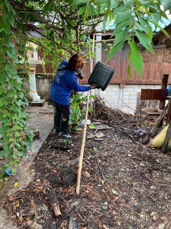 16 มิถุนายน 2568 รพ.สต.บ้านสันป่าไร่ร่วมกับอาสาสมัครสาธารณสุข หมู่ที่ 5 บ้านสันป่าไร่ ออกควบคุมโรคไข้เลือดออกรอบที่2 เคส น.ส.พิชชญา ติ๊บลังกา ตามมาตรการควบคุมโรค 0 3 7 ผลดำเนินงาน พบว่าบ้านผู้ป่วย ภาชนะทั้งหมด 5 ชิ้น ไม่พบลูกน้ำยุงลาย รอบบ้านผู้ป่วยรัศมี 