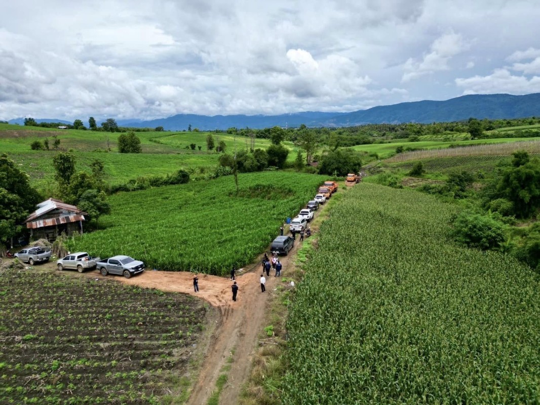 นายกจอย ลงพื้นที่ตรวจติดตามการทำงานของเครื่องจักรกลในพื้นที่ อ.พบพระ จ.ตาก 