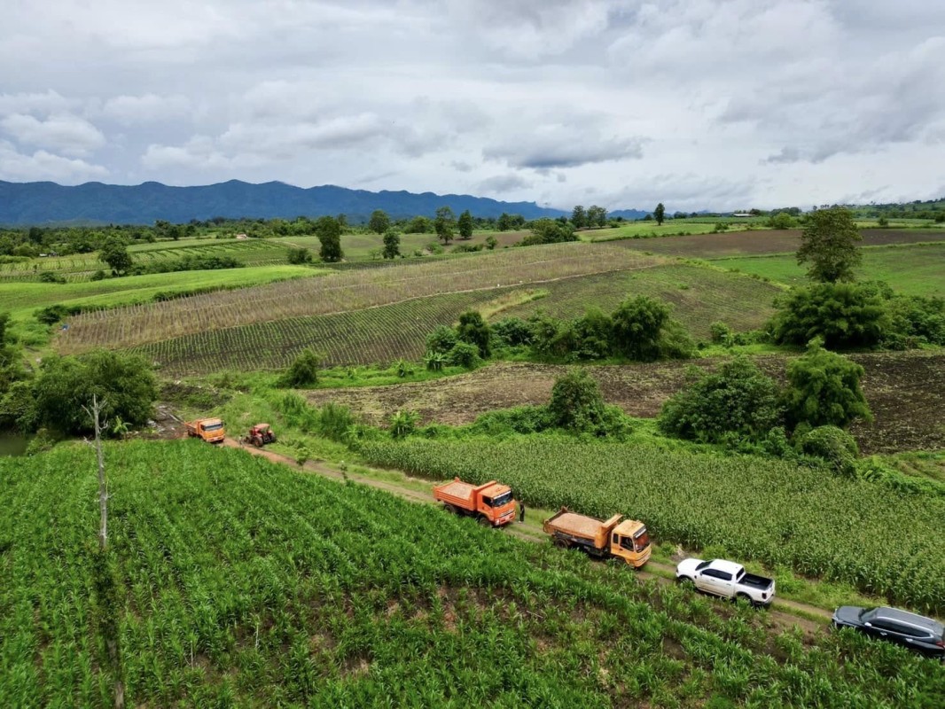 นายกจอย ลงพื้นที่ตรวจติดตามการทำงานของเครื่องจักรกลในพื้นที่ อ.พบพระ จ.ตาก 