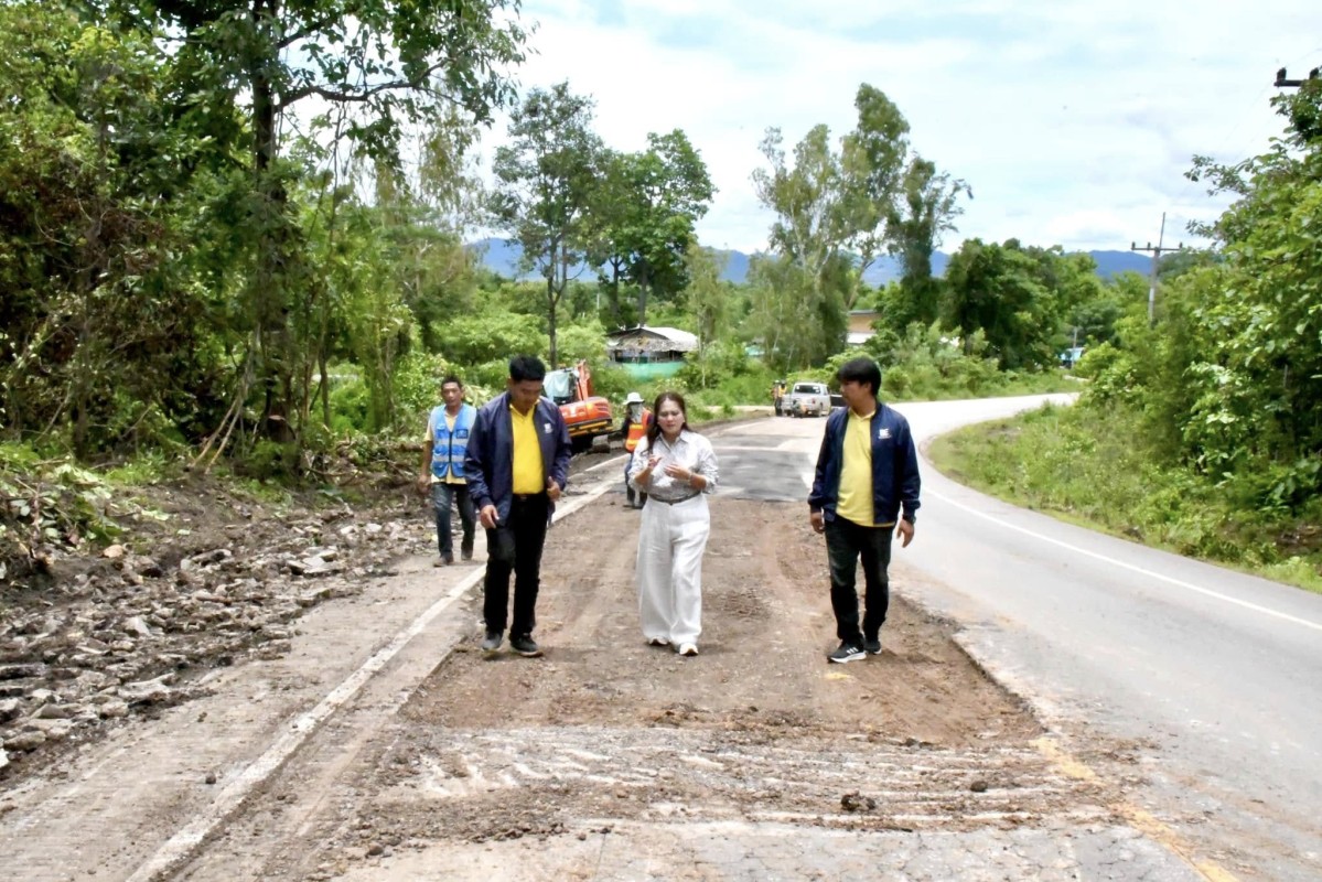  นายกจอย ลงพื้นที่ตรวจติดตามงานซ่อมแซมถนนในพื้นที่ อ.แม่สอด จ.ตาก