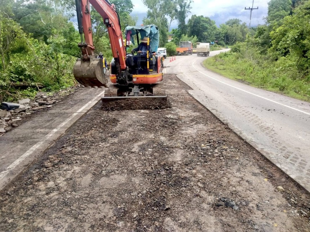  นายกจอย ลงพื้นที่ตรวจติดตามงานซ่อมแซมถนนในพื้นที่ อ.แม่สอด จ.ตาก