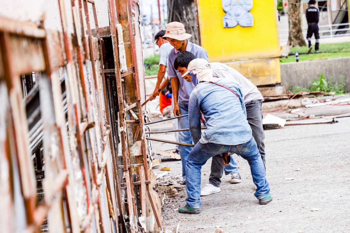 นายก อบจ.ตาก (นายกจอย)  ตรวจความเรียบร้อยในการรื้อถอนซุ้มเฉลิมพระเกียรติ