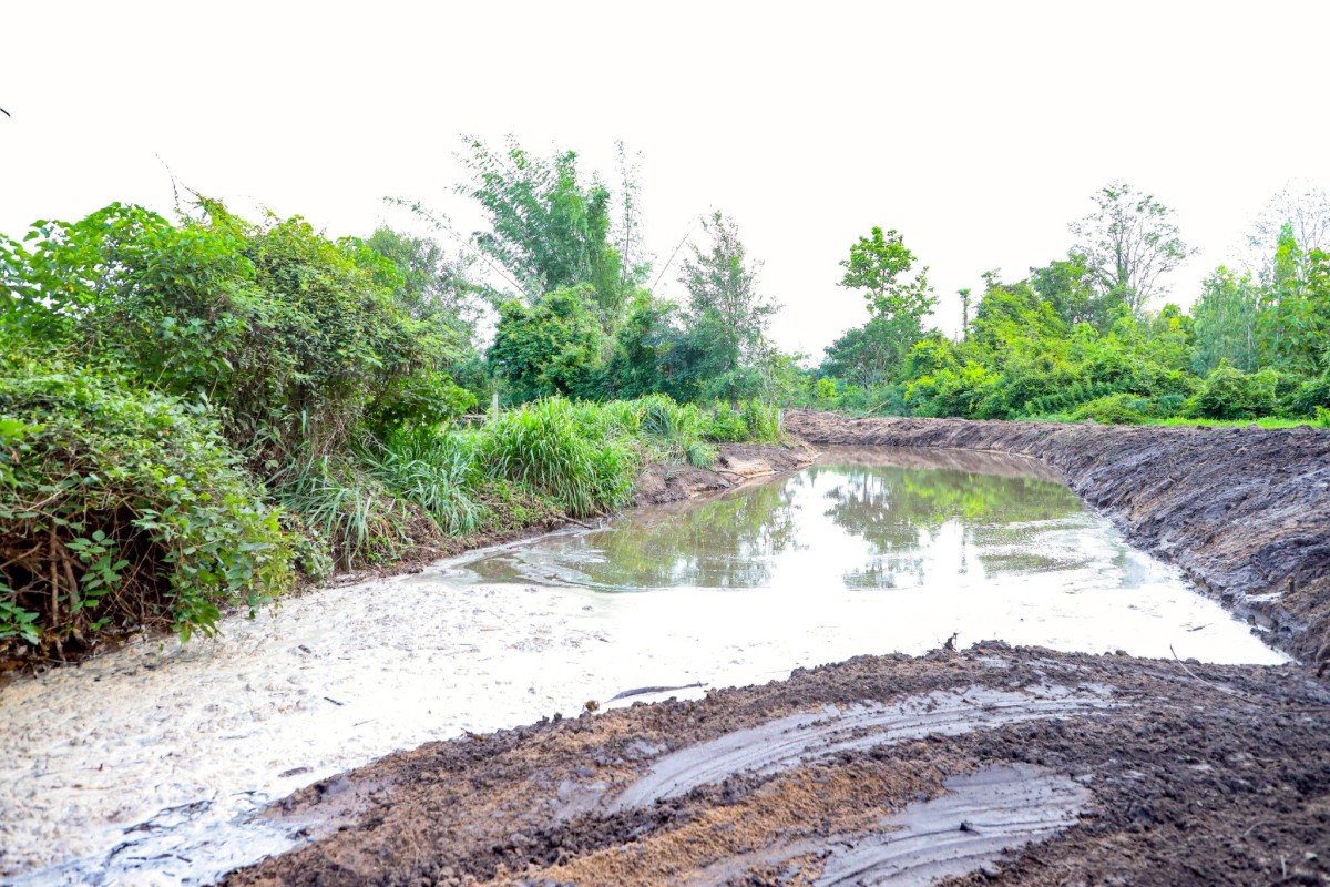 นายกจอย นายก อบจ.ตากสนับสนุนเครื่องจักรพร้อมน้ำมันเชื้อเพลิง ลงพื้นที่ช่วยเหลือพี่น้องประชาชน งบประมาณ 150,000 บาท