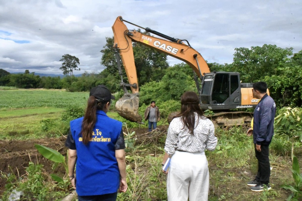 นายกจอย ลงพื้นที่ตรวจติดตามการทำงานของเครื่องจักรกลในพื้นที่ ต.แม่ระมาด อ.แม่ระมาด จ.ตาก 