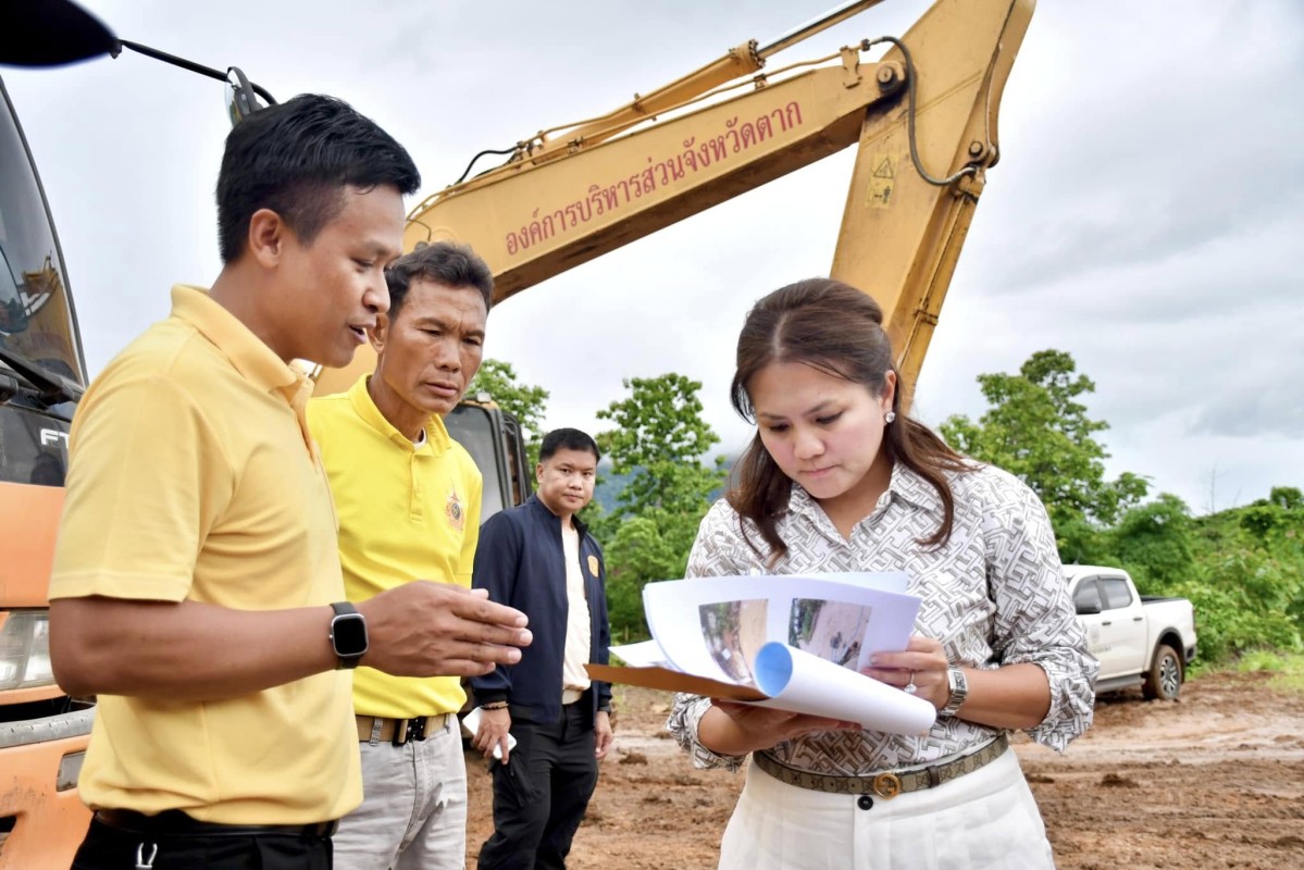  นายกจอย ลงพื้นที่ตรวจติดตามการทำงานของเครื่องจักรกลในพื้นที่ ต.ท่าสองยาง อ.ท่าสองยาง จ.ตาก 