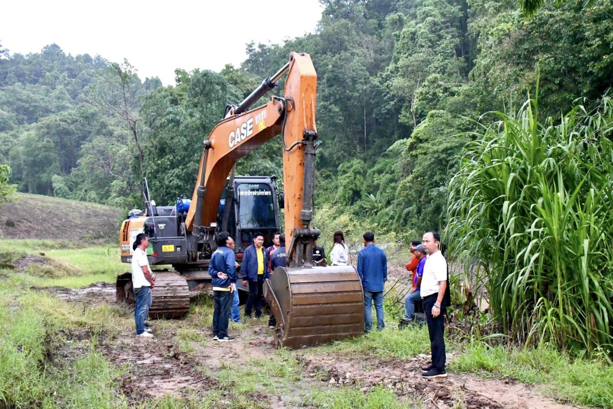 นายกจอย ลงพื้นที่ตรวจติดตามการทำงานของเครื่องจักรกลในพื้นที่ ต.แม่ต้าน อ.ท่าสองยาง จ.ตาก 