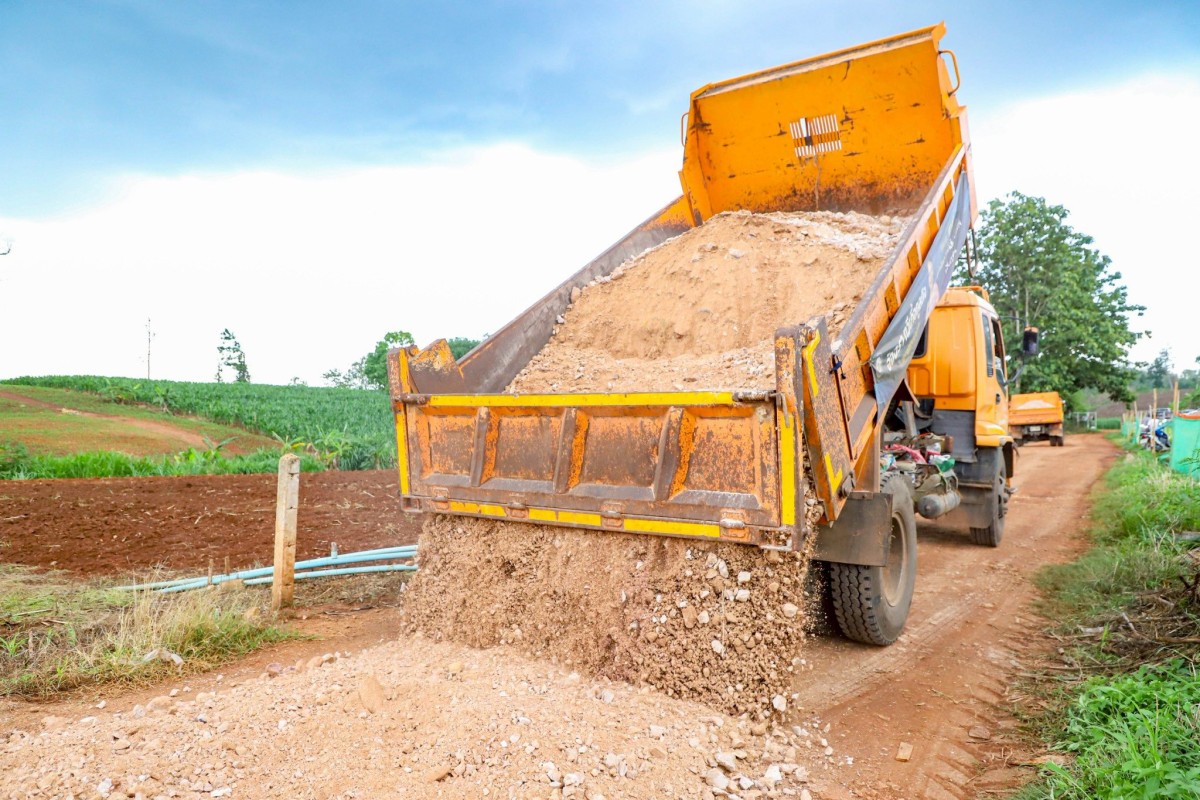  นายกจอย นายก อบจ.ตาก สนับสนุนเครื่องจักรพร้อมน้ำมันเชื้อเพลิง งบประมาณ 120,000 บาท