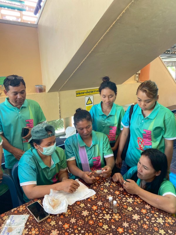 29 มิถุนายน 2568 นายอดิศร เทียนพานิช ผอ.รพ.สต.บ้านสันป่าไร่ นางเสาร์แก้ว อ่วมพิทยา เจ้าพนักงานสาธารณสุข ร่วมกับ อสม.นักวิทยาศาสตร์การแพทย์ชุมชนและอสม.หมู่ที่ 3 บ้านป่าไร่เหนือ ตรวจสารปนเปื้อนในอาหารและสารโพลาร์ในน้ำมันทอดซ้ำ จำนวน 9 ร้าน ผล