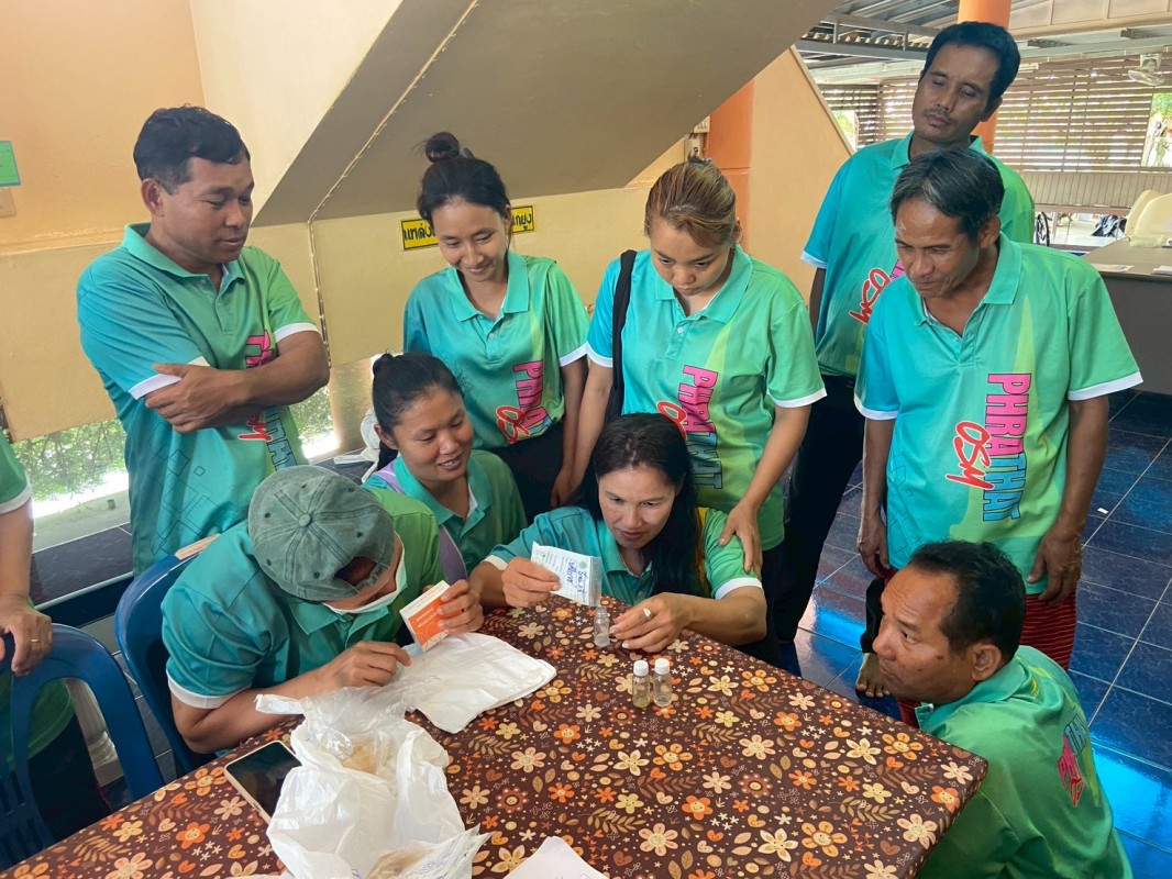 29 มิถุนายน 2568 นายอดิศร เทียนพานิช ผอ.รพ.สต.บ้านสันป่าไร่ นางเสาร์แก้ว อ่วมพิทยา เจ้าพนักงานสาธารณสุข ร่วมกับ อสม.นักวิทยาศาสตร์การแพทย์ชุมชนและอสม.หมู่ที่ 3 บ้านป่าไร่เหนือ ตรวจสารปนเปื้อนในอาหารและสารโพลาร์ในน้ำมันทอดซ้ำ จำนวน 9 ร้าน ผล