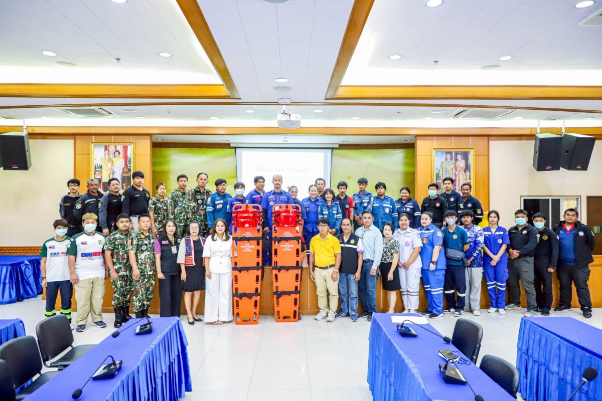  นายกจอย นายก อบจ.ตาก เป็นประธานในพิธีมอบ spinal board จากมูลนิธิการแพทย์ฉุกเฉินแห่งชาติ (มพฉ.)