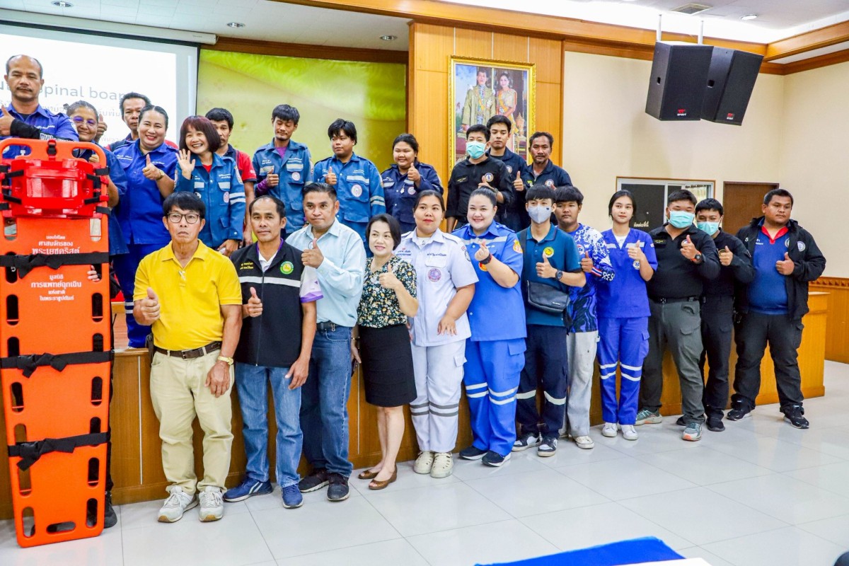  นายกจอย นายก อบจ.ตาก เป็นประธานในพิธีมอบ spinal board จากมูลนิธิการแพทย์ฉุกเฉินแห่งชาติ (มพฉ.)