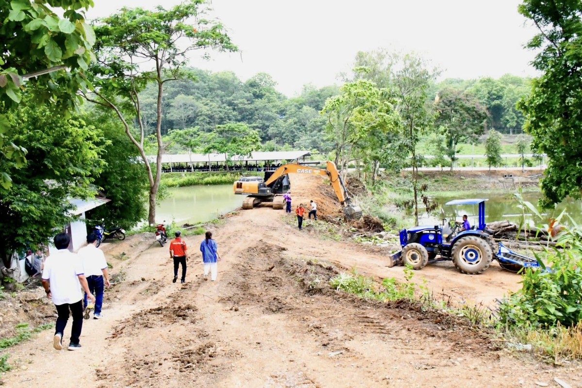 นายก อบจ.ตาก (นายกจอย) สนับสนุนเครื่องจักรพร้อมน้ำมันเชื้อเพลิง งบประมาณ 70,000 บาท 