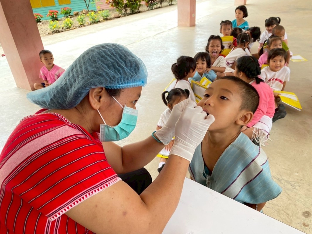 วันที่ 19,20,25และ27 มิถุนายน 2568 น.ส.พนิดา ตลับทอง เจ้าพนักงานทันตสาธารณสุขปฎิบัติงาน น.ส.โสภา วรนารถวิชัย ผู้ช่วยทันตกรรม จนท.รพ.สต.บ้านสันป่าไร่ ร่วมกับ จนท.ฝ่ายทันตกรรม รพ.แม่ระมาดและจนท.รพ.สต.บ้านทุ่งมะขามป้อม ออกให้บริการตรวจสุขภาพช่องปากประจำปี เค