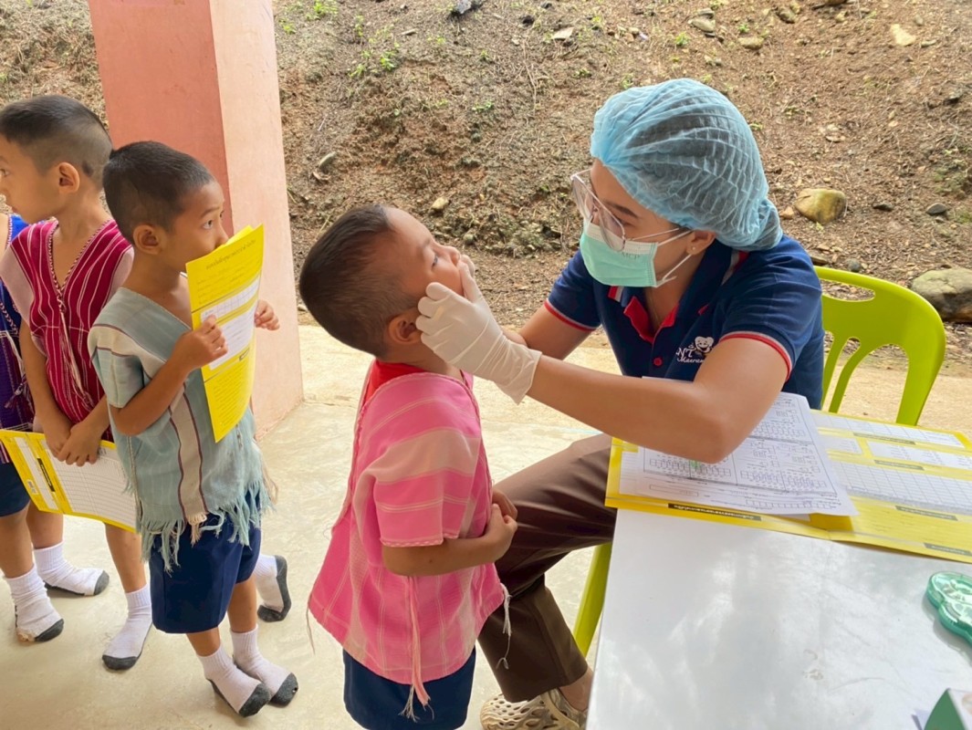 วันที่ 19,20,25และ27 มิถุนายน 2568 น.ส.พนิดา ตลับทอง เจ้าพนักงานทันตสาธารณสุขปฎิบัติงาน น.ส.โสภา วรนารถวิชัย ผู้ช่วยทันตกรรม จนท.รพ.สต.บ้านสันป่าไร่ ร่วมกับ จนท.ฝ่ายทันตกรรม รพ.แม่ระมาดและจนท.รพ.สต.บ้านทุ่งมะขามป้อม ออกให้บริการตรวจสุขภาพช่องปากประจำปี เค