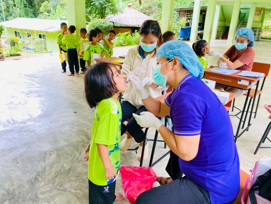 วันที่ 19,20,25และ27 มิถุนายน 2568 น.ส.พนิดา ตลับทอง เจ้าพนักงานทันตสาธารณสุขปฎิบัติงาน น.ส.โสภา วรนารถวิชัย ผู้ช่วยทันตกรรม จนท.รพ.สต.บ้านสันป่าไร่ ร่วมกับ จนท.ฝ่ายทันตกรรม รพ.แม่ระมาดและจนท.รพ.สต.บ้านทุ่งมะขามป้อม ออกให้บริการตรวจสุขภาพช่องปากประจำปี เค