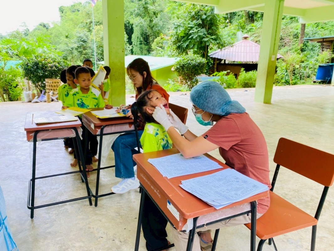 วันที่ 19,20,25และ27 มิถุนายน 2568 น.ส.พนิดา ตลับทอง เจ้าพนักงานทันตสาธารณสุขปฎิบัติงาน น.ส.โสภา วรนารถวิชัย ผู้ช่วยทันตกรรม จนท.รพ.สต.บ้านสันป่าไร่ ร่วมกับ จนท.ฝ่ายทันตกรรม รพ.แม่ระมาดและจนท.รพ.สต.บ้านทุ่งมะขามป้อม ออกให้บริการตรวจสุขภาพช่องปากประจำปี เค