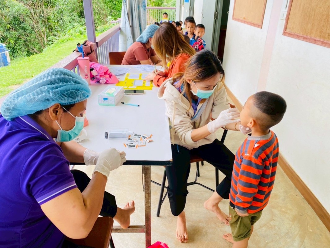 วันที่ 19,20,25และ27 มิถุนายน 2568 น.ส.พนิดา ตลับทอง เจ้าพนักงานทันตสาธารณสุขปฎิบัติงาน น.ส.โสภา วรนารถวิชัย ผู้ช่วยทันตกรรม จนท.รพ.สต.บ้านสันป่าไร่ ร่วมกับ จนท.ฝ่ายทันตกรรม รพ.แม่ระมาดและจนท.รพ.สต.บ้านทุ่งมะขามป้อม ออกให้บริการตรวจสุขภาพช่องปากประจำปี เค