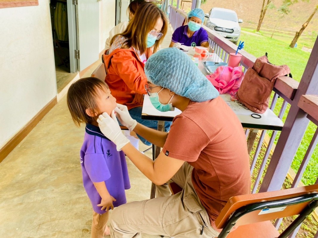 วันที่ 19,20,25และ27 มิถุนายน 2568 น.ส.พนิดา ตลับทอง เจ้าพนักงานทันตสาธารณสุขปฎิบัติงาน น.ส.โสภา วรนารถวิชัย ผู้ช่วยทันตกรรม จนท.รพ.สต.บ้านสันป่าไร่ ร่วมกับ จนท.ฝ่ายทันตกรรม รพ.แม่ระมาดและจนท.รพ.สต.บ้านทุ่งมะขามป้อม ออกให้บริการตรวจสุขภาพช่องปากประจำปี เค