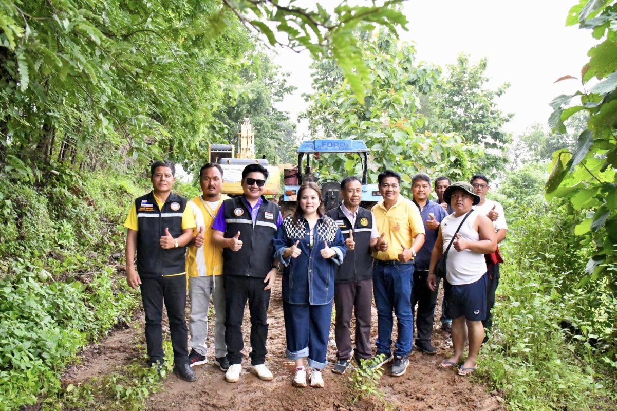 นายกจอย (นายก อบจ.ตาก) สนับสนุนเครื่องจักรกลพร้อมน้ำมันเชื้อเพลิง 140,000 บาท ในพื้นที่ ต.แม่อุสุ อ.ท่าสองยาง