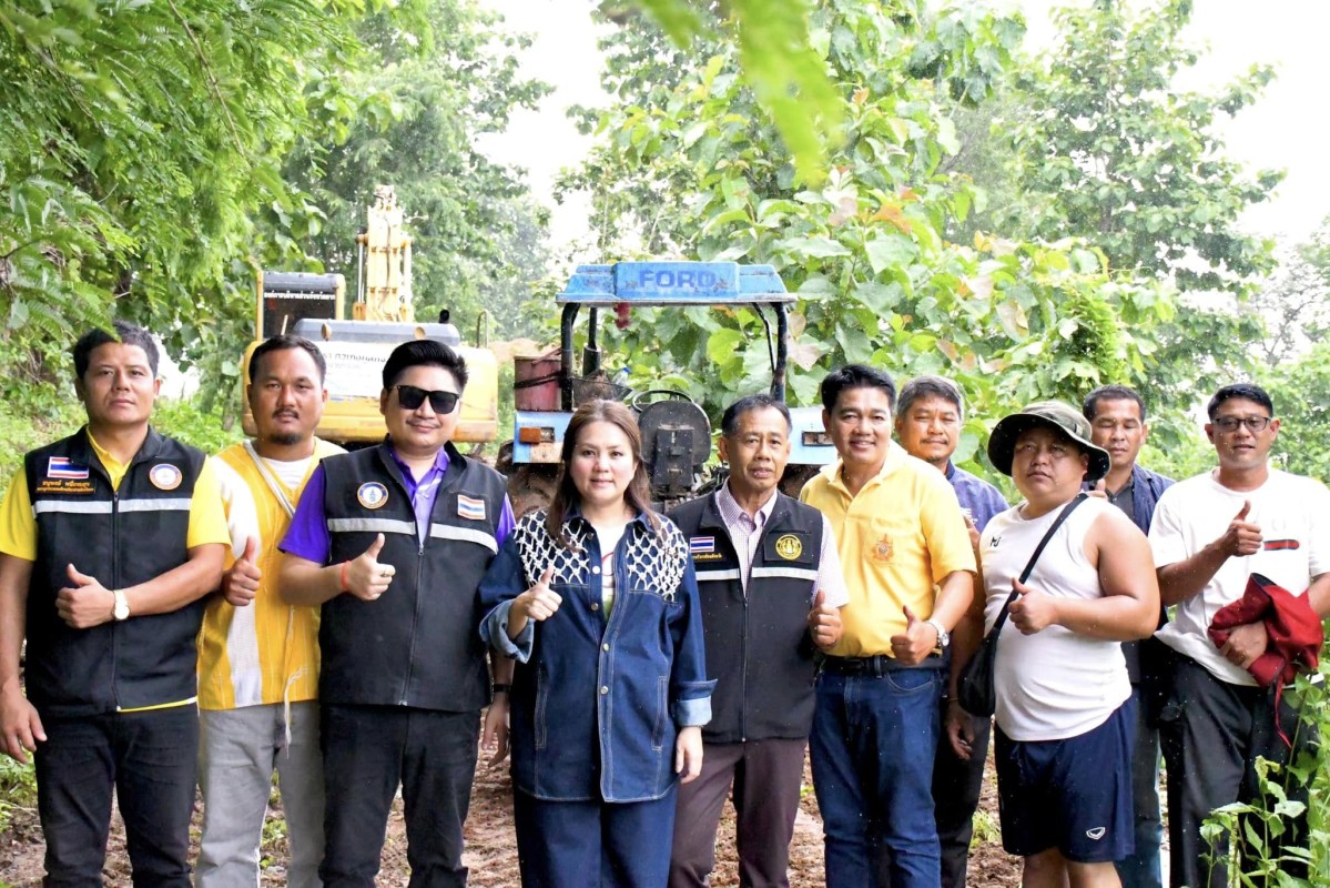 นายกจอย (นายก อบจ.ตาก) สนับสนุนเครื่องจักรกลพร้อมน้ำมันเชื้อเพลิง 140,000 บาท ในพื้นที่ ต.แม่อุสุ อ.ท่าสองยาง