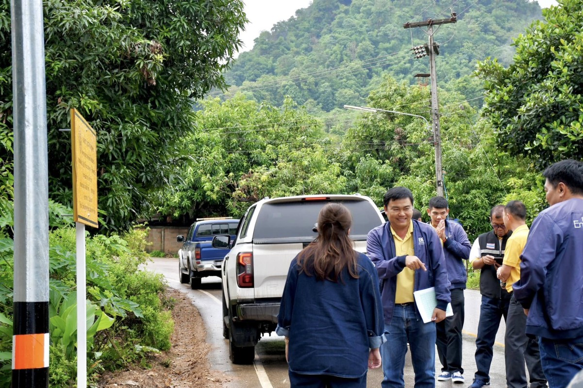 นายกจอย (นายก อบจ.ตาก) ลงพื้นที่ตรวจติดตาม โครงการถนนปลอดภัย ติดตั้งไฟฟ้าส่องสว่าง 2 สายทาง ในพื้นที่ อ.แม่ระมาด 